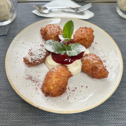 Házi Turófánk mascarpone habbal, málna öntettel